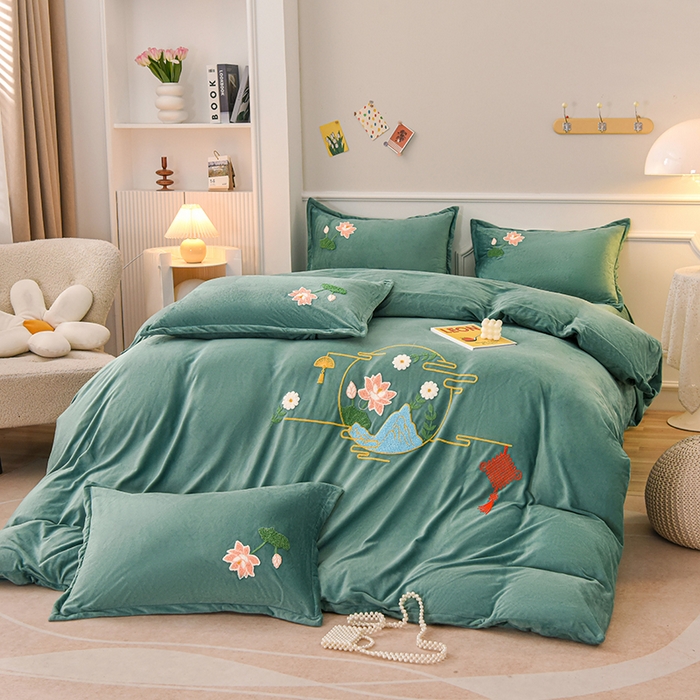 91家纺网 家纺一手货源 找家纺 提花大世界 2025新款宝宝绒绣花款牛奶绒婴儿绒保暖四件套 花辰月夕-水绿