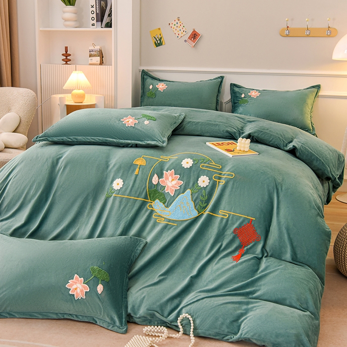 91家纺网 家纺一手货源 找家纺 提花大世界 2025新款宝宝绒绣花款牛奶绒婴儿绒保暖四件套 花辰月夕-水绿