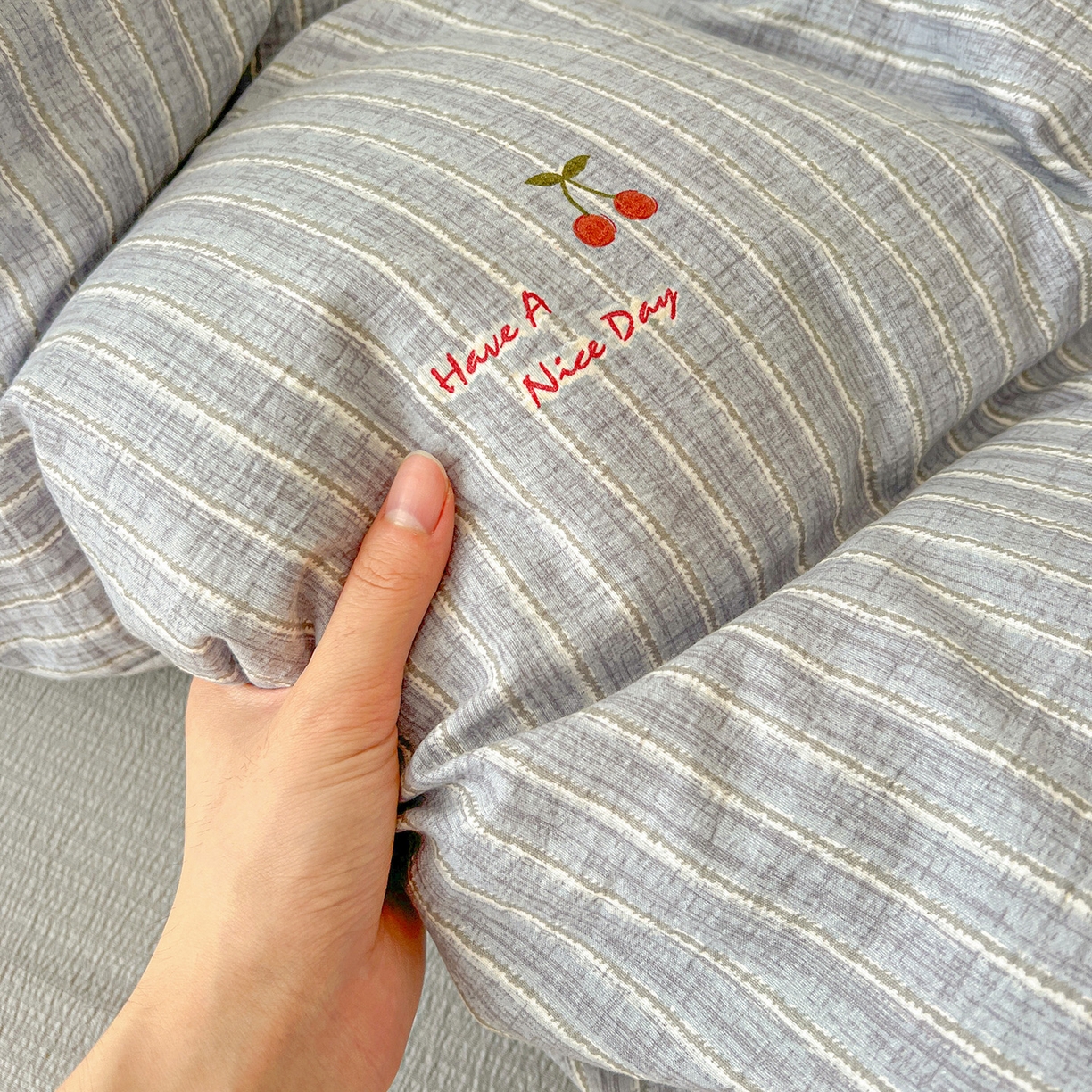 91家纺网 家纺一手货源 找家纺 典曼家纺 2025新款高克重云柔古法小布袋四件套 红樱桃