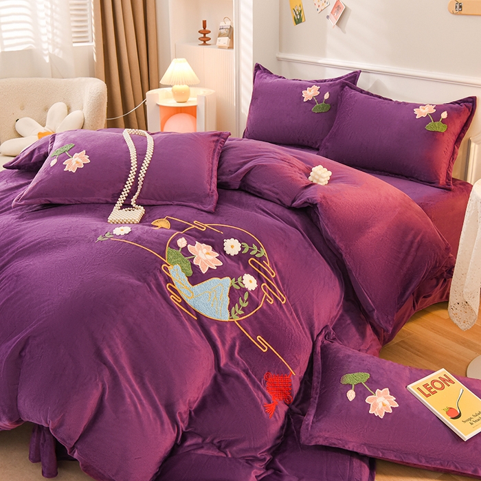 91家纺网 家纺一手货源 找家纺 提花大世界 2025新款宝宝绒绣花款牛奶绒婴儿绒保暖四件套 花辰月夕-紫色