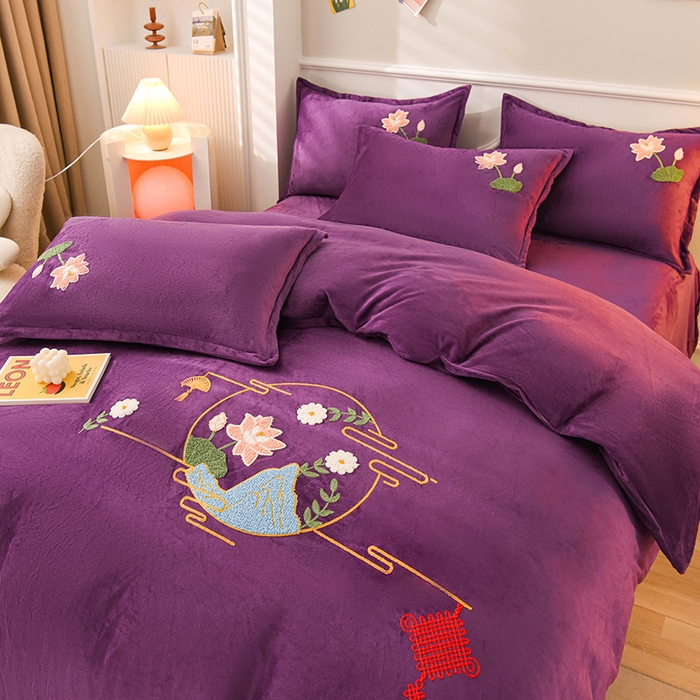 91家纺网 家纺一手货源 找家纺 提花大世界 2025新款宝宝绒绣花款牛奶绒婴儿绒保暖四件套 花辰月夕-紫色