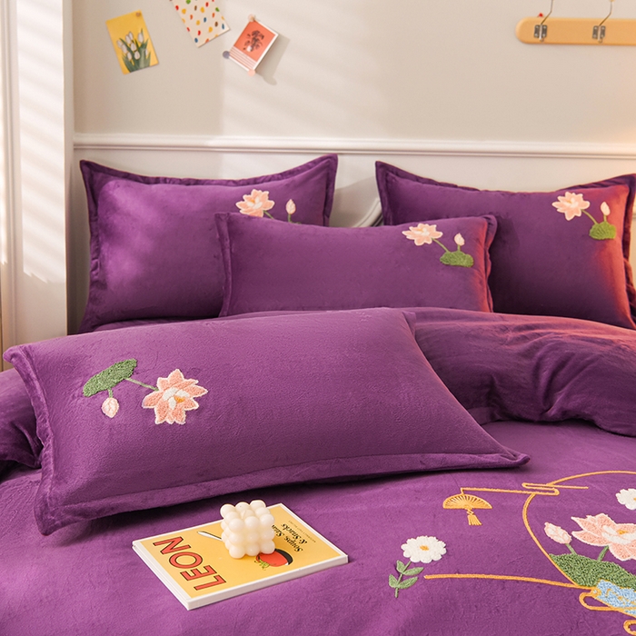 91家纺网 家纺一手货源 找家纺 提花大世界 2025新款宝宝绒绣花款牛奶绒婴儿绒保暖四件套 花辰月夕-紫色