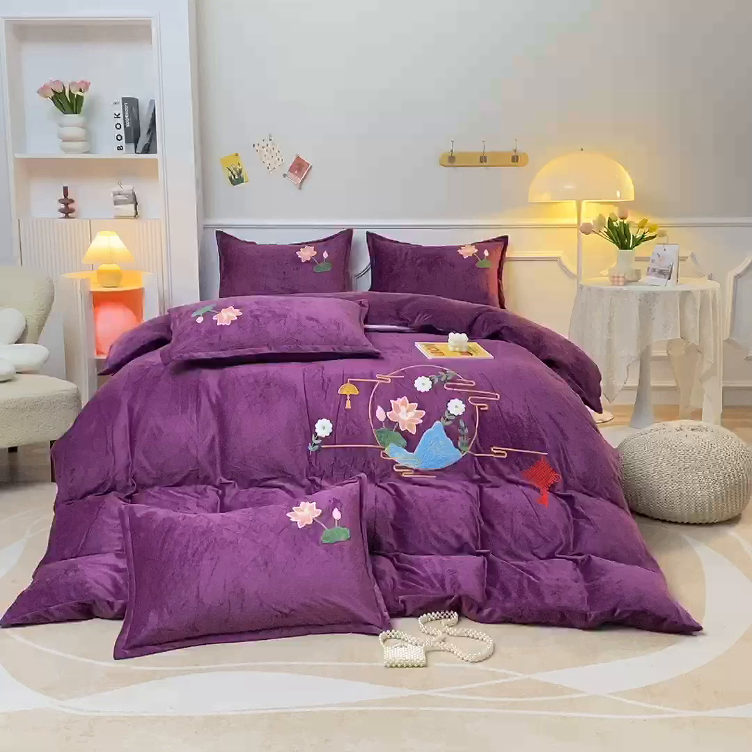 91家纺网 家纺一手货源 找家纺 提花大世界 2025新款宝宝绒绣花款牛奶绒婴儿绒保暖四件套 花辰月夕-紫色