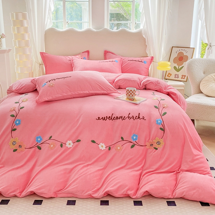 91家纺网 家纺一手货源 找家纺 提花大世界 2025新款宝宝绒绣花款牛奶绒婴儿绒保暖四件套 花之隐逸-粉玉