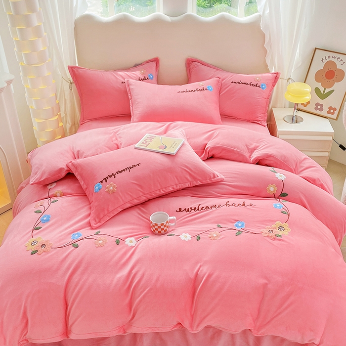 91家纺网 家纺一手货源 找家纺 提花大世界 2025新款宝宝绒绣花款牛奶绒婴儿绒保暖四件套 花之隐逸-粉玉