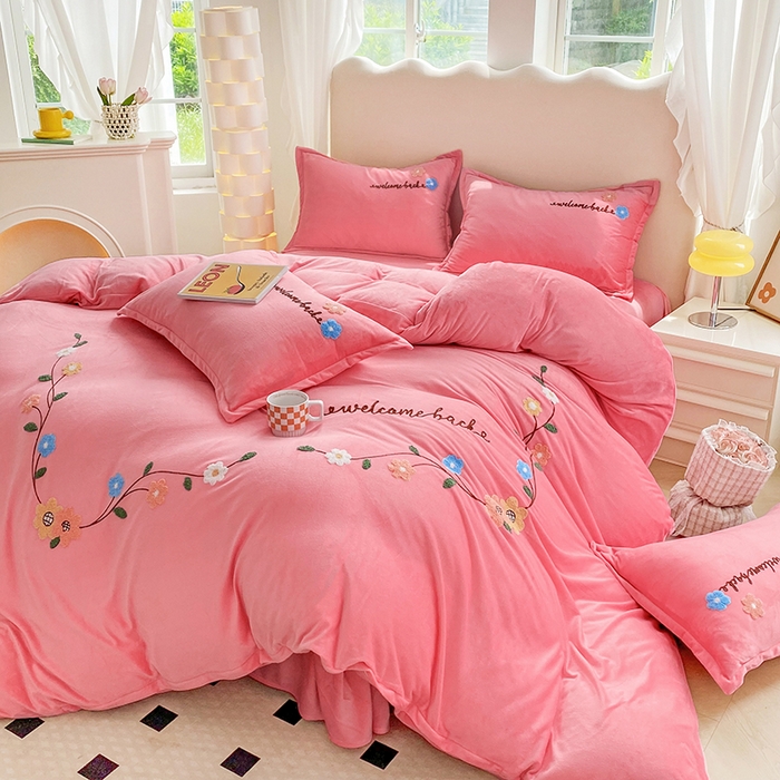 91家纺网 家纺一手货源 找家纺 提花大世界 2025新款宝宝绒绣花款牛奶绒婴儿绒保暖四件套 花之隐逸-粉玉