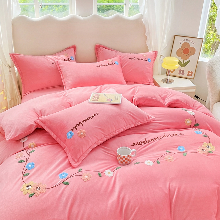 91家纺网 家纺一手货源 找家纺 提花大世界 2025新款宝宝绒绣花款牛奶绒婴儿绒保暖四件套 花之隐逸-粉玉