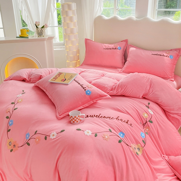 91家纺网 家纺一手货源 找家纺 提花大世界 2025新款宝宝绒绣花款牛奶绒婴儿绒保暖四件套 花之隐逸-粉玉