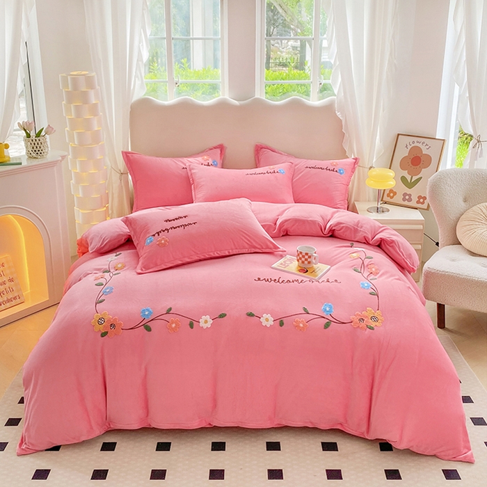 91家纺网 家纺一手货源 找家纺 提花大世界 2025新款宝宝绒绣花款牛奶绒婴儿绒保暖四件套 花之隐逸-粉玉