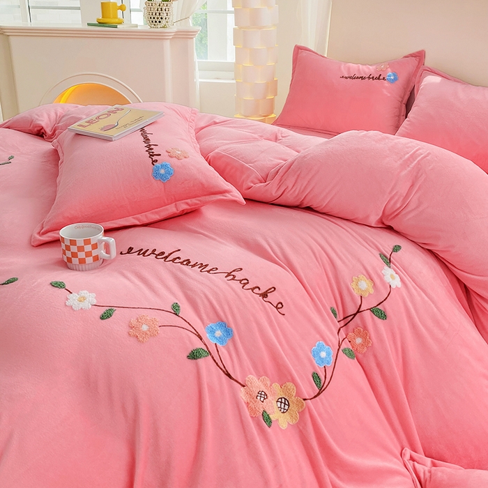 91家纺网 家纺一手货源 找家纺 提花大世界 2025新款宝宝绒绣花款牛奶绒婴儿绒保暖四件套 花之隐逸-粉玉