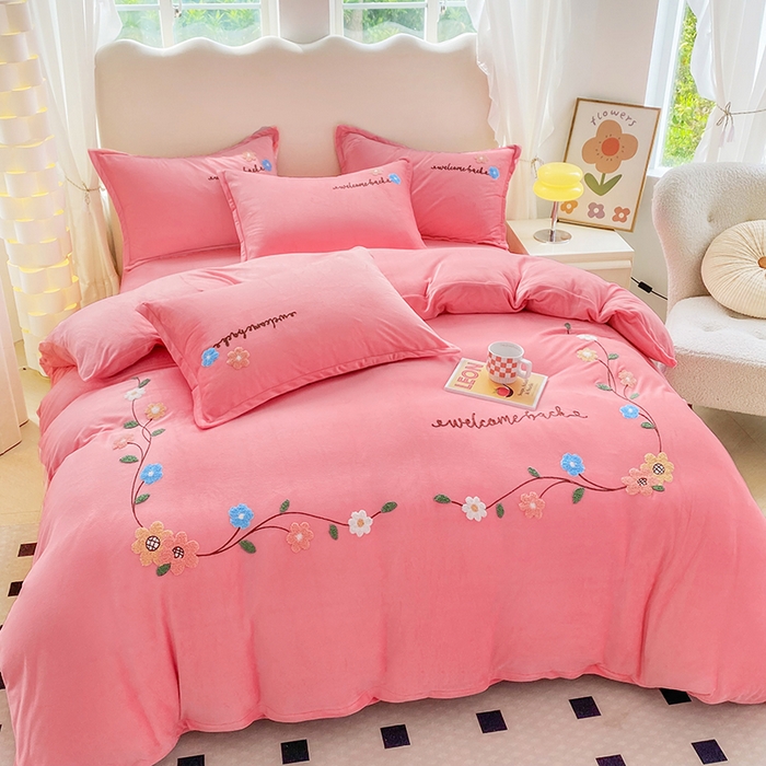 91家纺网 家纺一手货源 找家纺 提花大世界 2025新款宝宝绒绣花款牛奶绒婴儿绒保暖四件套 花之隐逸-粉玉