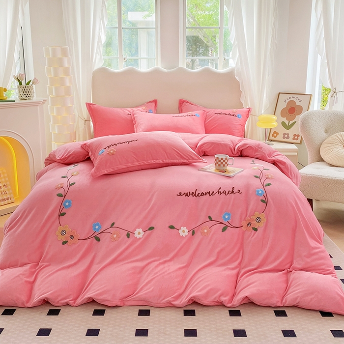 91家纺网 家纺一手货源 找家纺 提花大世界 2025新款宝宝绒绣花款牛奶绒婴儿绒保暖四件套 花之隐逸-粉玉