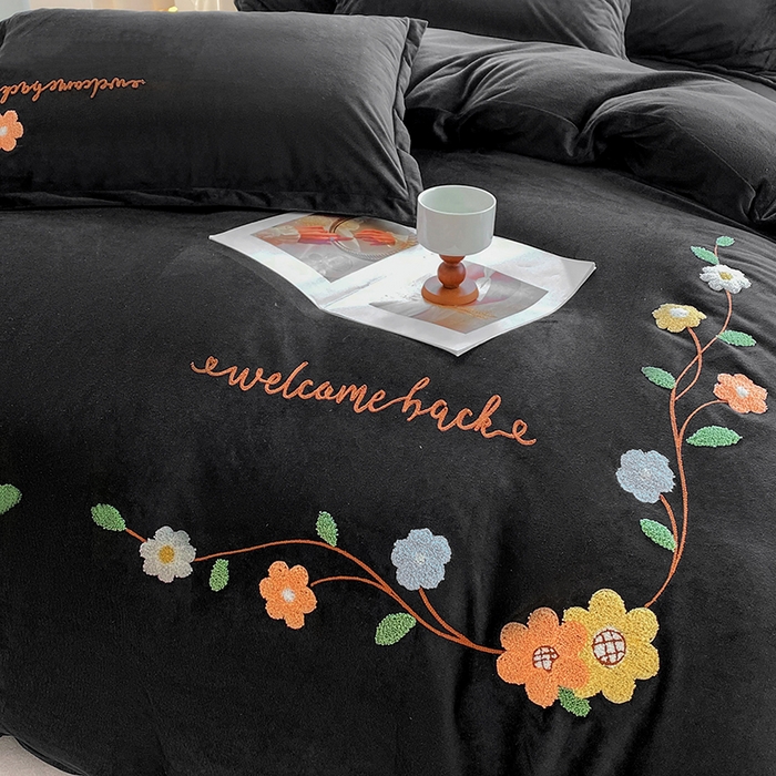 91家纺网 家纺一手货源 找家纺 提花大世界 2025新款宝宝绒绣花款牛奶绒婴儿绒保暖四件套 花之隐逸-赫本风