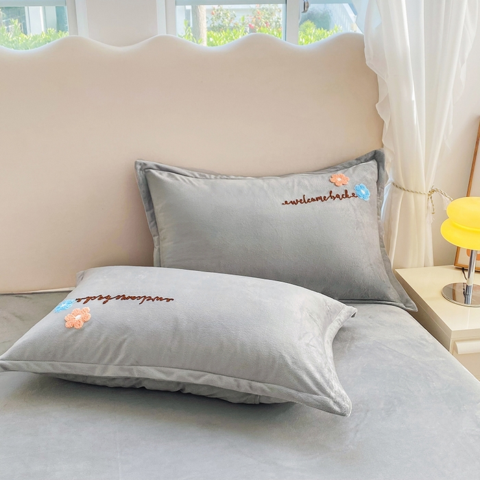 91家纺网 家纺一手货源 找家纺 提花大世界 2025新款宝宝绒绣花款牛奶绒婴儿绒保暖四件套 花之隐逸-灰色