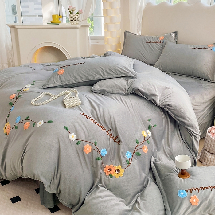 91家纺网 家纺一手货源 找家纺 提花大世界 2025新款宝宝绒绣花款牛奶绒婴儿绒保暖四件套 花之隐逸-灰色