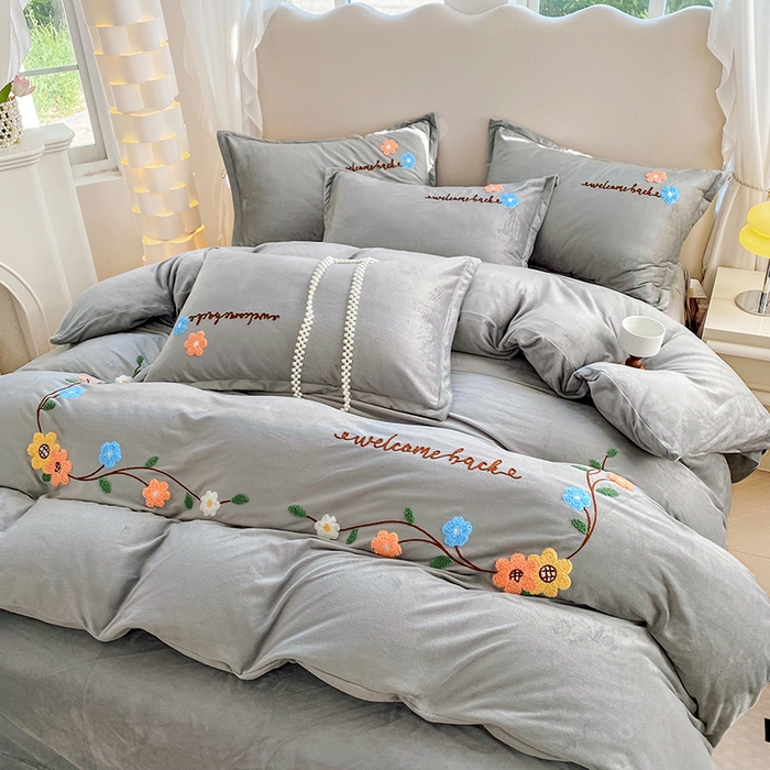 91家纺网 家纺一手货源 找家纺 提花大世界 2025新款宝宝绒绣花款牛奶绒婴儿绒保暖四件套 花之隐逸-灰色