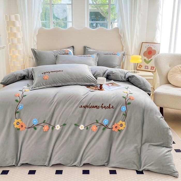 91家纺网 家纺一手货源 找家纺 提花大世界 2025新款宝宝绒绣花款牛奶绒婴儿绒保暖四件套 花之隐逸-灰色