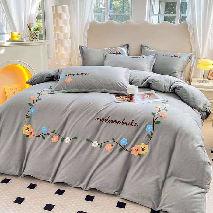 91家纺网 家纺一手货源 找家纺 提花大世界 2025新款宝宝绒绣花款牛奶绒婴儿绒保暖四件套 花之隐逸-灰色