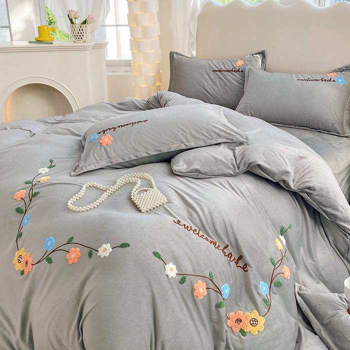 91家纺网 家纺一手货源 找家纺 提花大世界 2025新款宝宝绒绣花款牛奶绒婴儿绒保暖四件套 花之隐逸-灰色