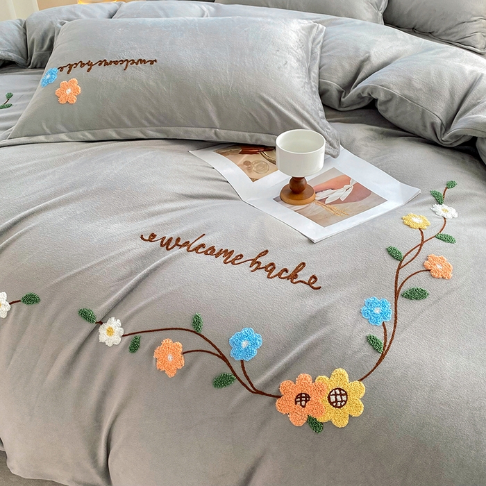 91家纺网 家纺一手货源 找家纺 提花大世界 2025新款宝宝绒绣花款牛奶绒婴儿绒保暖四件套 花之隐逸-灰色