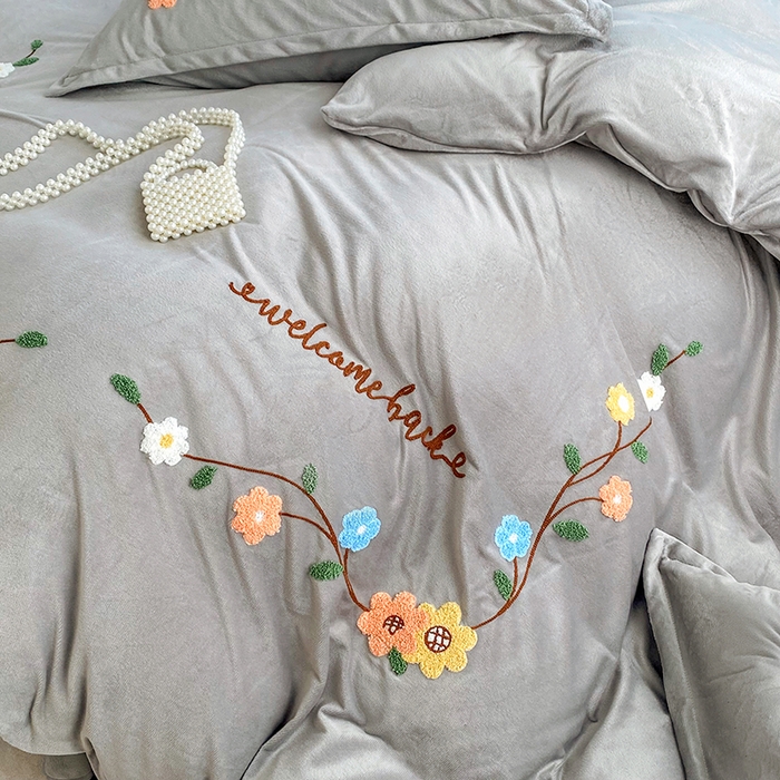 91家纺网 家纺一手货源 找家纺 提花大世界 2025新款宝宝绒绣花款牛奶绒婴儿绒保暖四件套 花之隐逸-灰色