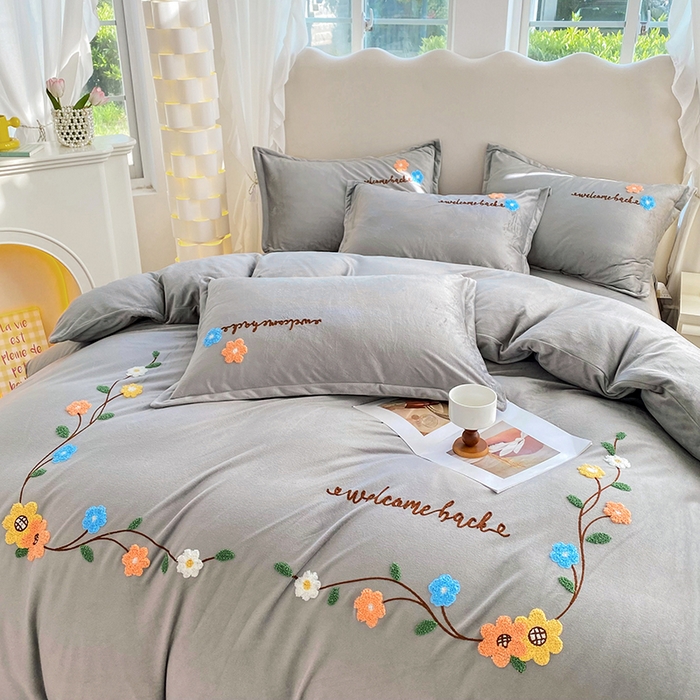 91家纺网 家纺一手货源 找家纺 提花大世界 2025新款宝宝绒绣花款牛奶绒婴儿绒保暖四件套 花之隐逸-灰色