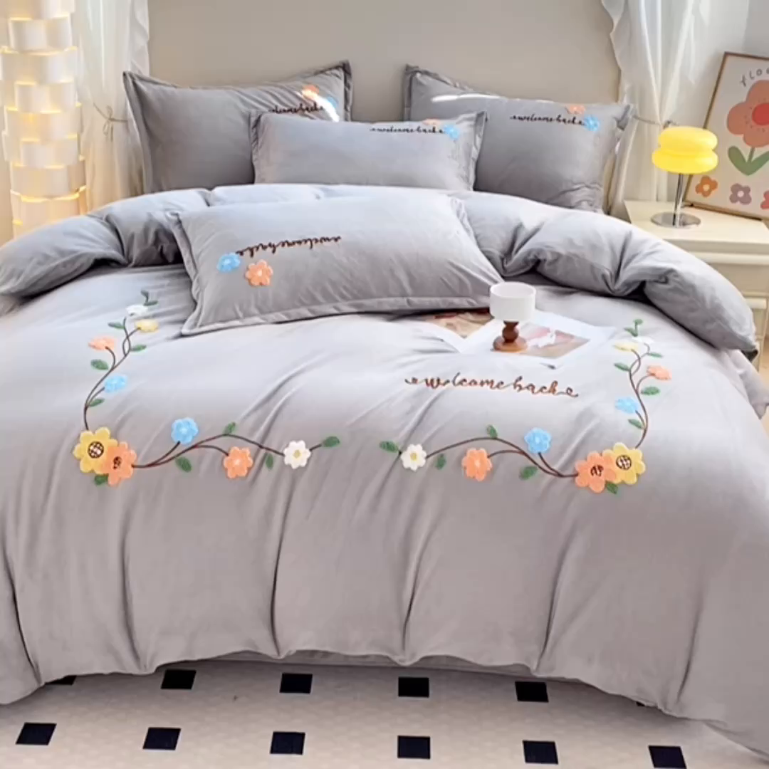 91家纺网 家纺一手货源 找家纺 提花大世界 2025新款宝宝绒绣花款牛奶绒婴儿绒保暖四件套 花之隐逸-灰色