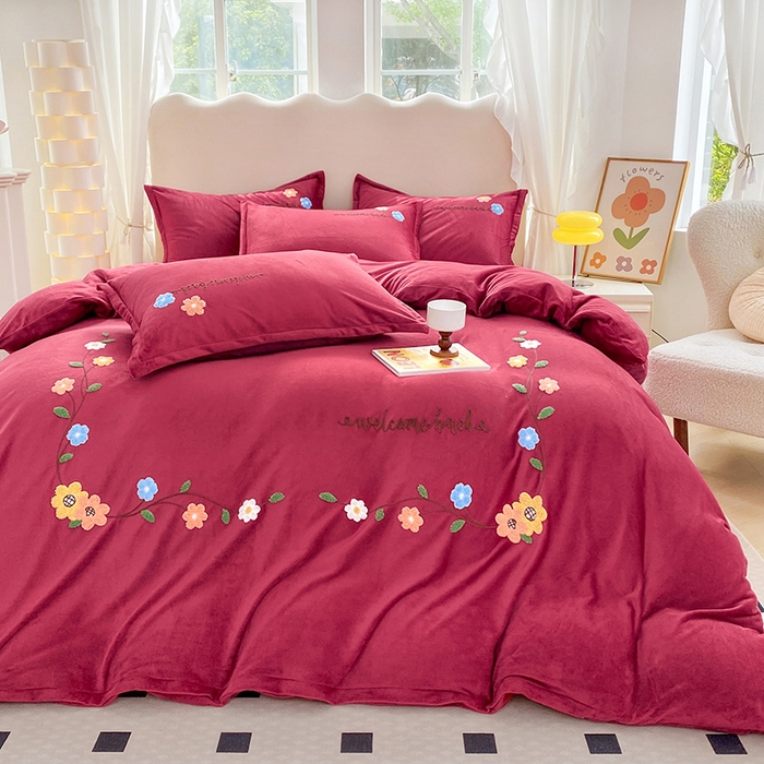 91家纺网 家纺一手货源 找家纺 提花大世界 2025新款宝宝绒绣花款牛奶绒婴儿绒保暖四件套 花之隐逸-酒红