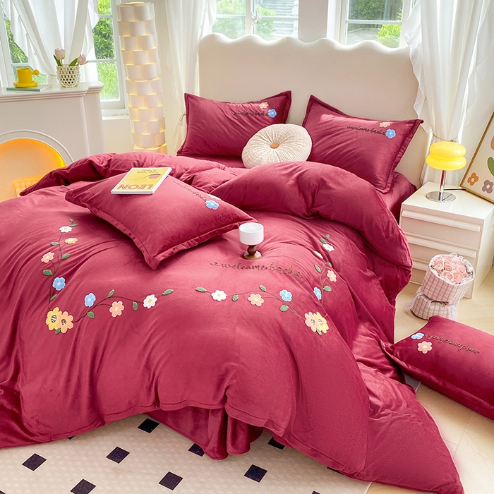 91家纺网 家纺一手货源 找家纺 提花大世界 2025新款宝宝绒绣花款牛奶绒婴儿绒保暖四件套 花之隐逸-酒红