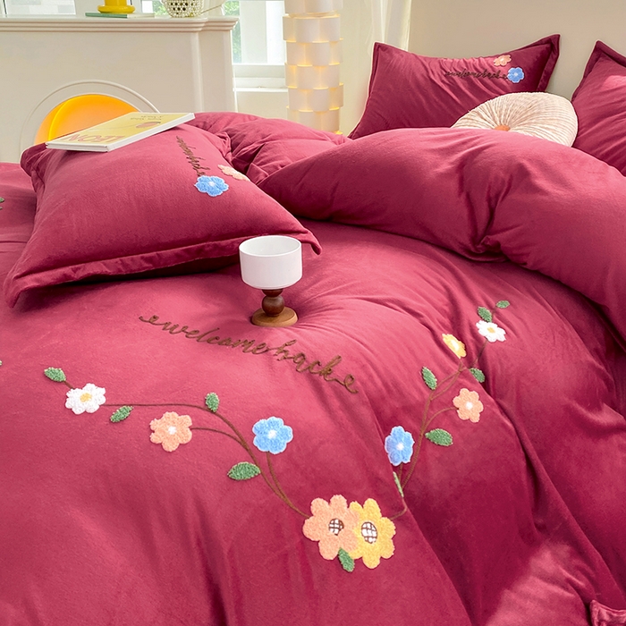 91家纺网 家纺一手货源 找家纺 提花大世界 2025新款宝宝绒绣花款牛奶绒婴儿绒保暖四件套 花之隐逸-酒红