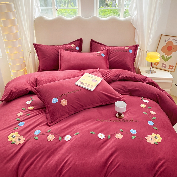 91家纺网 家纺一手货源 找家纺 提花大世界 2025新款宝宝绒绣花款牛奶绒婴儿绒保暖四件套 花之隐逸-酒红