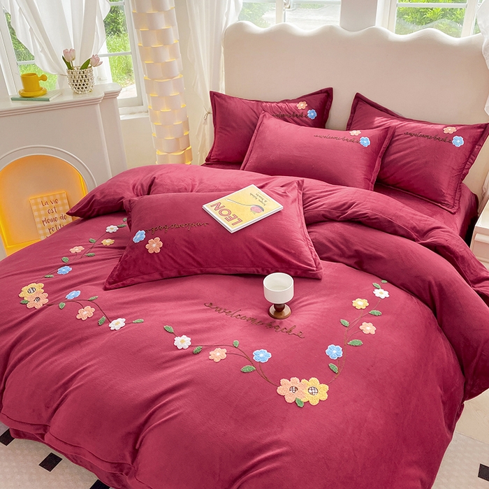 91家纺网 家纺一手货源 找家纺 提花大世界 2025新款宝宝绒绣花款牛奶绒婴儿绒保暖四件套 花之隐逸-酒红