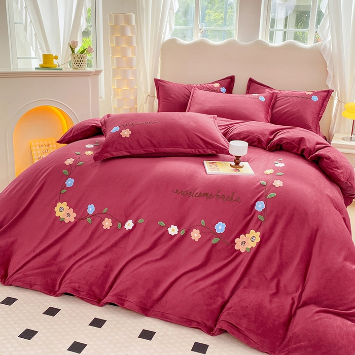 91家纺网 家纺一手货源 找家纺 提花大世界 2025新款宝宝绒绣花款牛奶绒婴儿绒保暖四件套 花之隐逸-酒红