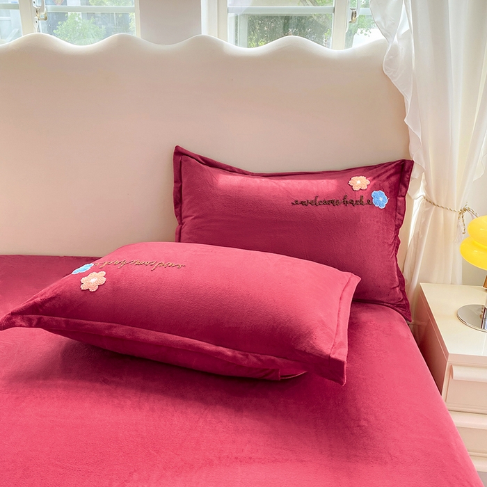 91家纺网 家纺一手货源 找家纺 提花大世界 2025新款宝宝绒绣花款牛奶绒婴儿绒保暖四件套 花之隐逸-酒红