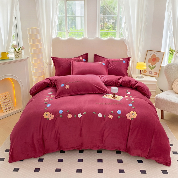 91家纺网 家纺一手货源 找家纺 提花大世界 2025新款宝宝绒绣花款牛奶绒婴儿绒保暖四件套 花之隐逸-酒红