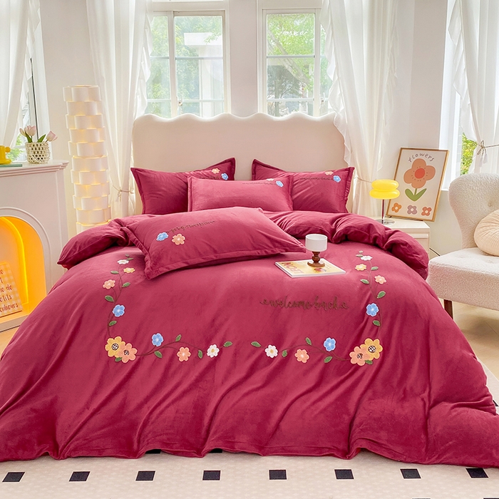 91家纺网 家纺一手货源 找家纺 提花大世界 2025新款宝宝绒绣花款牛奶绒婴儿绒保暖四件套 花之隐逸-酒红