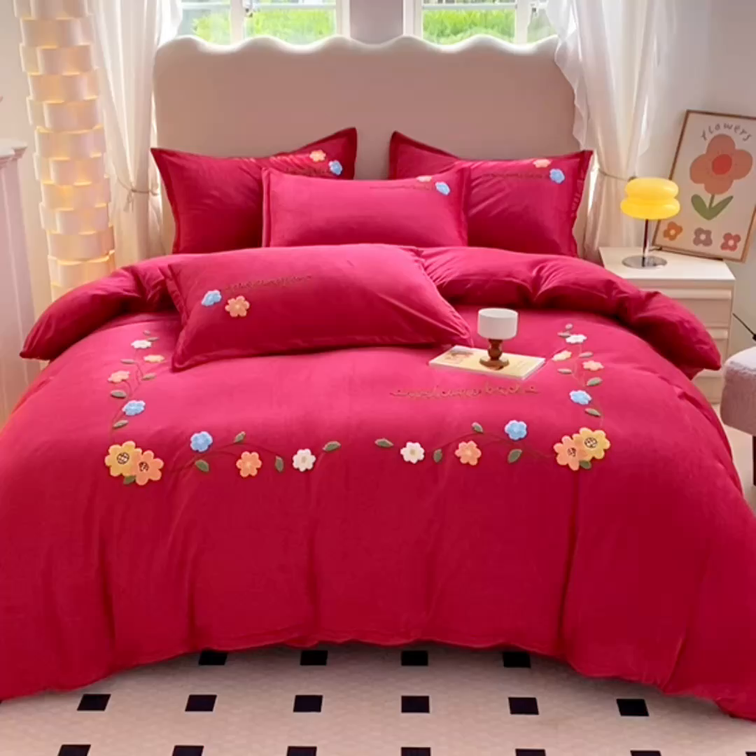 91家纺网 家纺一手货源 找家纺 提花大世界 2025新款宝宝绒绣花款牛奶绒婴儿绒保暖四件套 花之隐逸-酒红