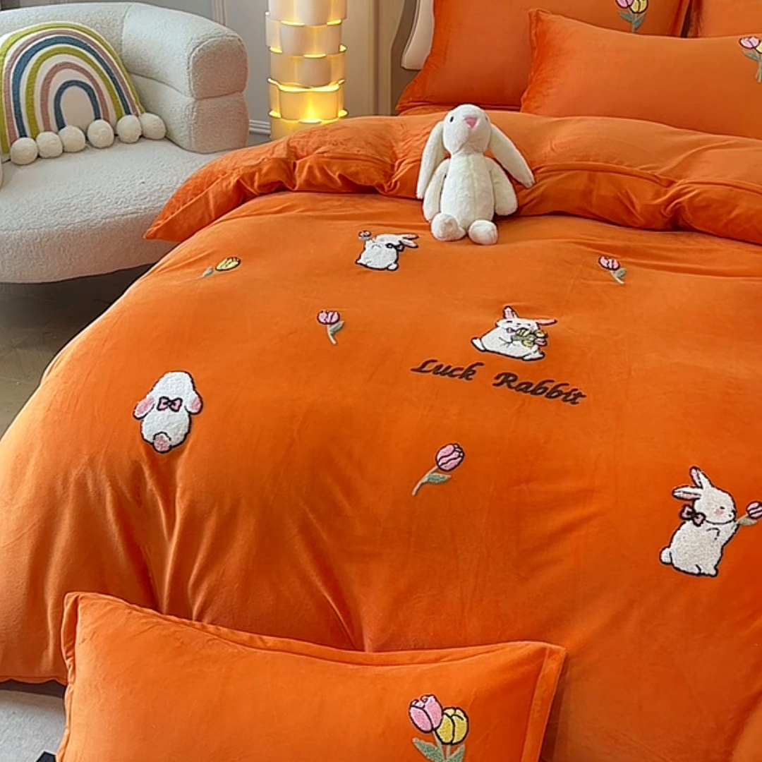 91家纺网 家纺一手货源 找家纺 提花大世界 2025新款宝宝绒绣花款牛奶绒婴儿绒保暖四件套 花之隐逸-橘色