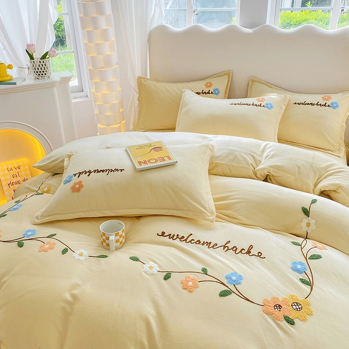 91家纺网 家纺一手货源 找家纺 提花大世界 2025新款宝宝绒绣花款牛奶绒婴儿绒保暖四件套 花之隐逸-奶白