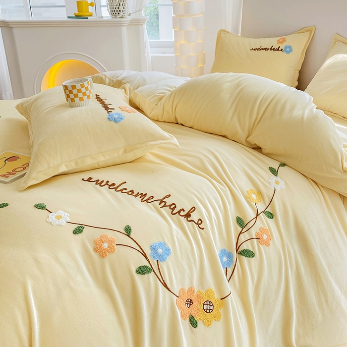 91家纺网 家纺一手货源 找家纺 提花大世界 2025新款宝宝绒绣花款牛奶绒婴儿绒保暖四件套 花之隐逸-奶白