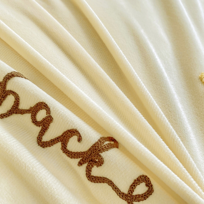 91家纺网 家纺一手货源 找家纺 提花大世界 2025新款宝宝绒绣花款牛奶绒婴儿绒保暖四件套 花之隐逸-奶白