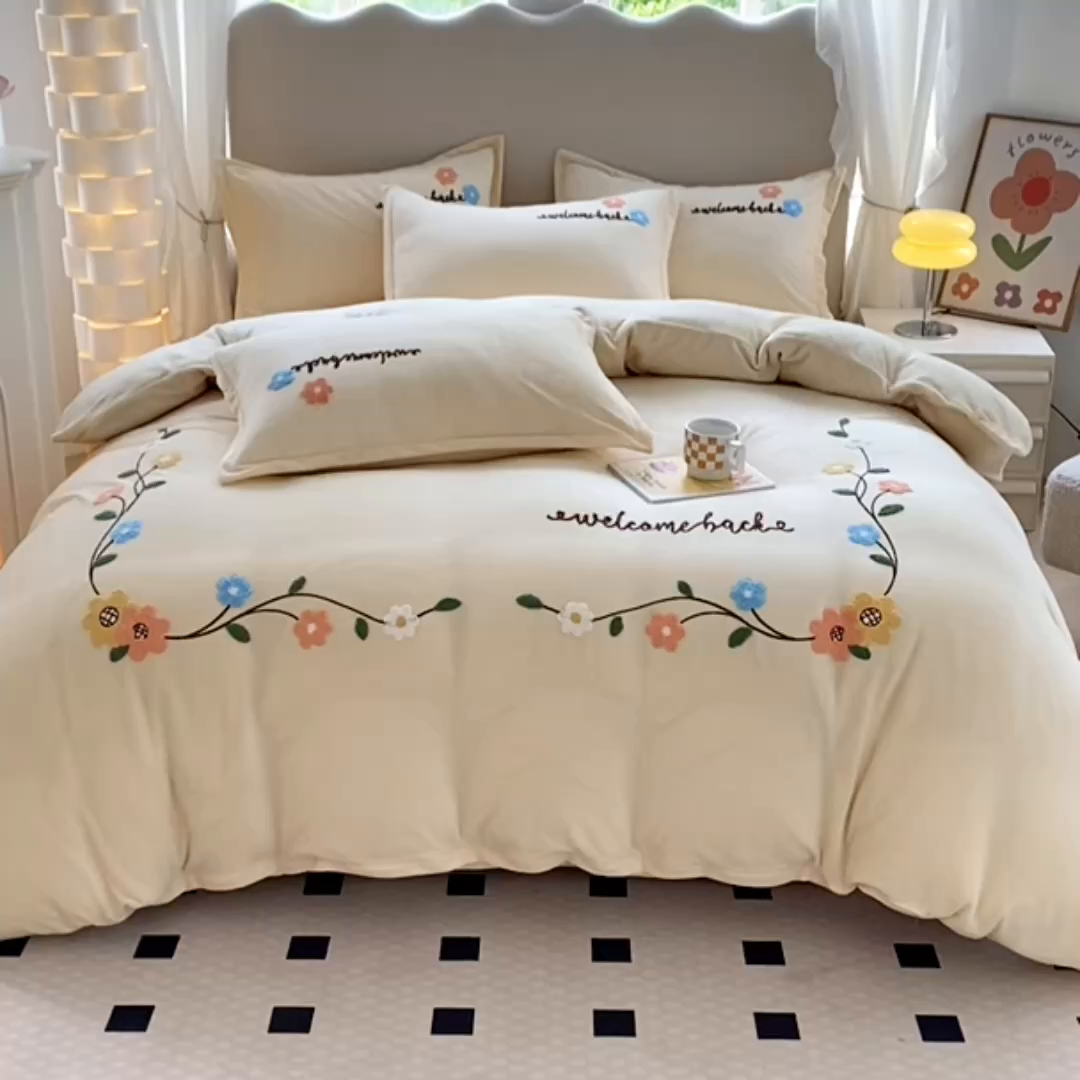 91家纺网 家纺一手货源 找家纺 提花大世界 2025新款宝宝绒绣花款牛奶绒婴儿绒保暖四件套 花之隐逸-奶白