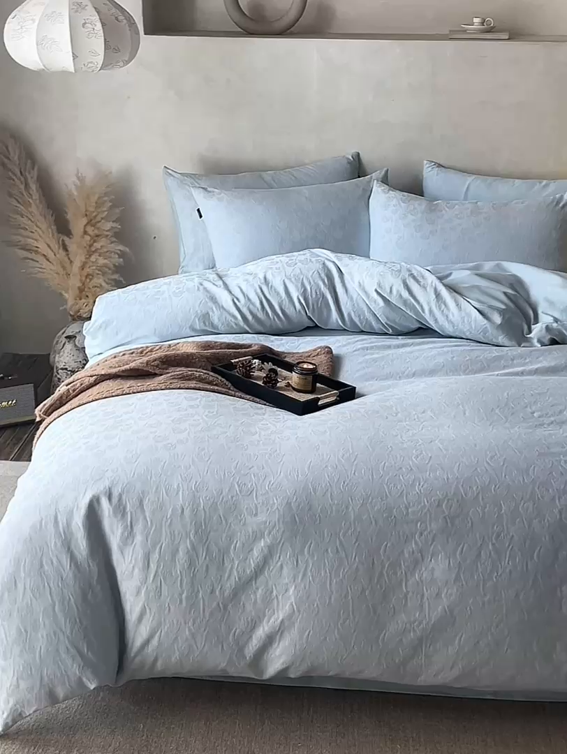 91家纺网 家纺一手货源 找家纺 禾时 2025新款60s轻奢提花磨毛四件套-郁见春色 郁见春色-淡蓝