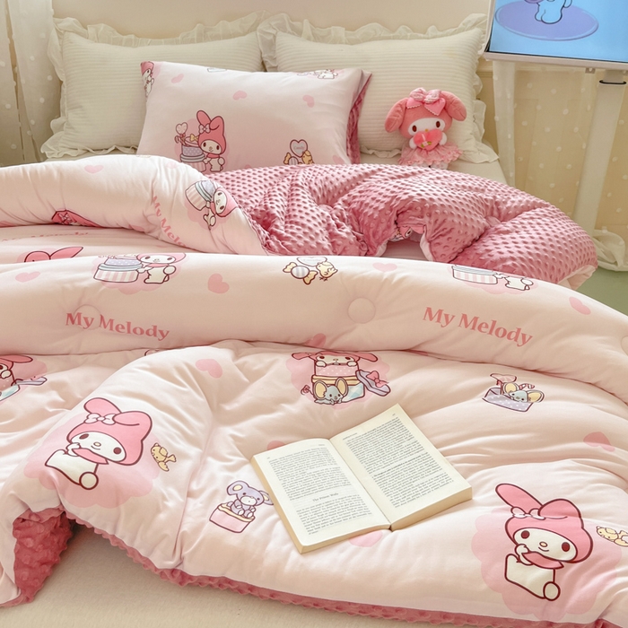 91家纺网 家纺一手货源 找家纺 心卓 2025年新款直播三丽鸥针织棉豆豆被冬被加厚子被芯儿童学生成人款小熊美乐蒂