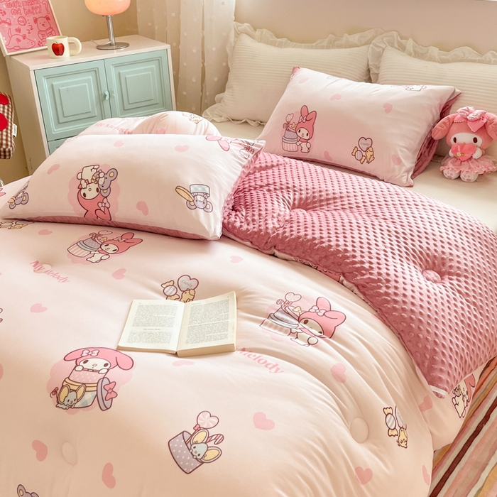 91家纺网 家纺一手货源 找家纺 心卓 2025年新款直播三丽鸥针织棉豆豆被冬被加厚子被芯儿童学生成人款小熊美乐蒂