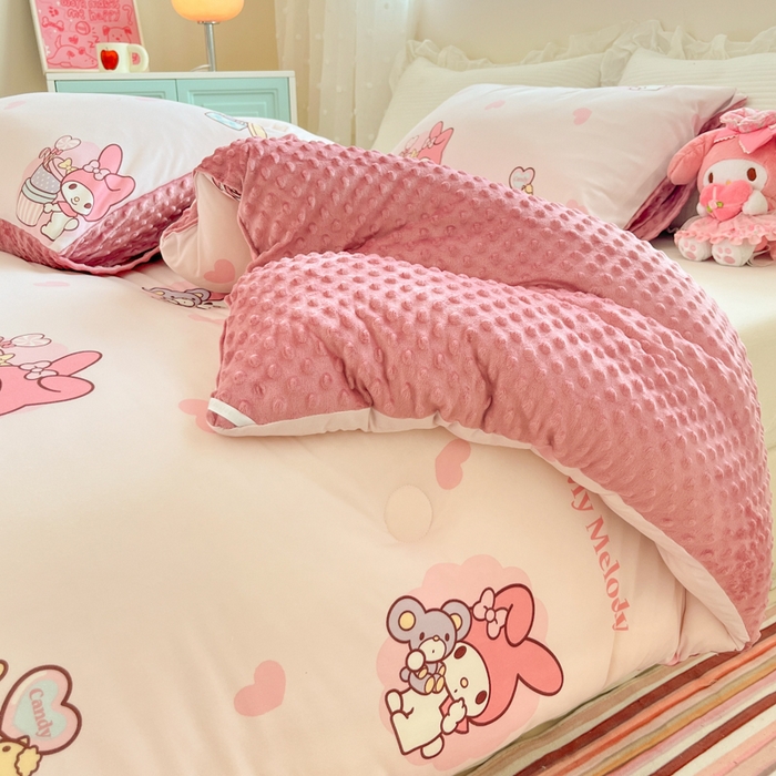 91家纺网 家纺一手货源 找家纺 心卓 2025年新款直播三丽鸥针织棉豆豆被冬被加厚子被芯儿童学生成人款小熊美乐蒂