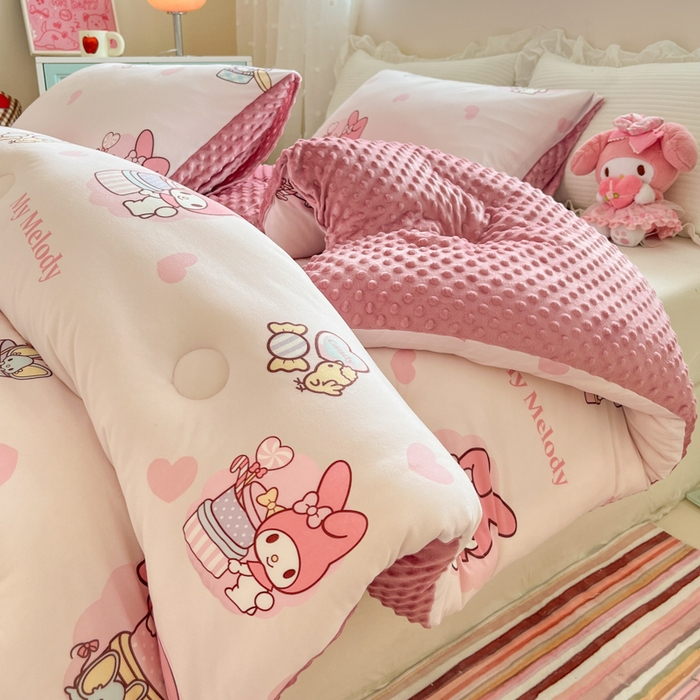 91家纺网 家纺一手货源 找家纺 心卓 2025年新款直播三丽鸥针织棉豆豆被冬被加厚子被芯儿童学生成人款小熊美乐蒂