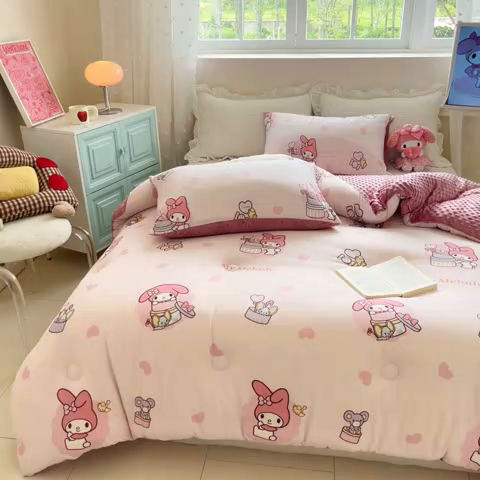 91家纺网 家纺一手货源 找家纺 心卓 2025年新款直播三丽鸥针织棉豆豆被冬被加厚子被芯儿童学生成人款小熊美乐蒂