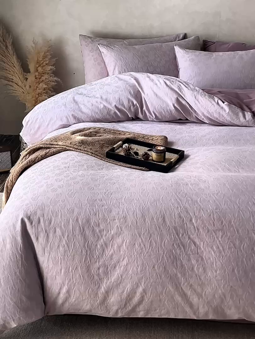 91家纺网 家纺一手货源 找家纺 禾时 2025新款60s轻奢提花磨毛四件套-郁见春色 郁见春色-浅紫