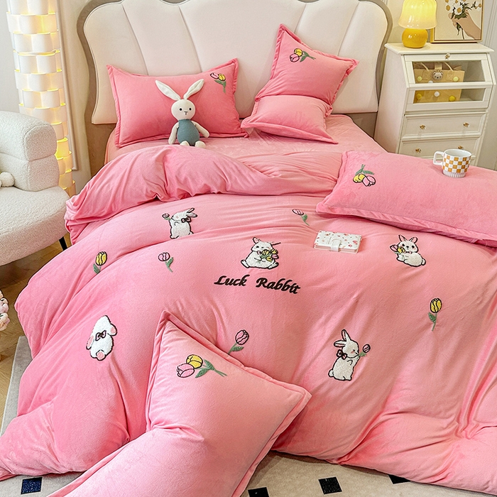 91家纺网 家纺一手货源 找家纺 提花大世界 2025新款宝宝绒绣花款牛奶绒婴儿绒保暖四件套 兔兔花园-粉玉